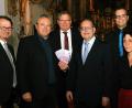 Bild: gf
Über die großzügigen Spenden der Orgelkonzert-Besucher freuen sich (von links) VR-Bank-Vorstand Dieter Paintner, Franz Meier, Oberbürgermeister Michael Cerny, Organist Bernhard Müllers, Stadtpfarrer Thomas Helm, Kulturfachkraft Barbara Frey und Kulturreferent Wolfgang Dersch.