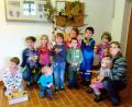 Bild: hl
Die Kinder basteln mit Sabine Prechtl (rechts) und Martina Wurm (Zweite von links) nach der Naturerkundung im Feuerwehrhaus Beringersreuth kleine Dinge.