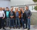 Bild: omu
Baurätin Huberta Bock (Dritte von links) und Abteilungsleiter Erik Bergner (Achter von links) vom Amt für ländliche Entwicklung begleiten das Startseminar der kleinen Dorferneuerung in Schlattein und Kalmreuth.
