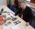 Bild: Schönberger
Johann Brandl leitet das Kommissariat 5. Vor ihm liegen Fundstücke von Durchsuchungen, darunter ein Handbuch für Reichsbürger („Wenn das die Deutschen wüssten“) oder auch Hitlers „Mein Kampf“ mit Kommentaren. 	Bild: Schönberger