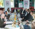 Bild: Harald Mohr
Da ist die Welt noch in Ordnung. Die Beteiligten am Projekt "Need NO Speed" treffen sich 2017 in der Cafeteria des Jugendzentrums. Anlass ist der Gewinn des Bayerischen Gesundheits- und Pflegepreises.