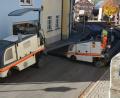 Bild: jr
Die Arbeiten laufen auf Hochtouren. Am Dienstag wurde der Streckenabschnitt vom Rathaus bis zur Grundschule abgefräst, danach soll ein neuer Asphaltbelag eingebaut werden. Bis spätestens Donnerstag um 8 Uhr soll die Ortsdurchfahrt wieder frei passierbar sein