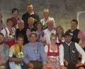 Bild: rha
Junge und junggebliebene Paare sind bei der 21. Burgkirwa auf Dagestein bestrebt, die Tradition in Vilseck aufrecht zu erhalten. Lara Meier und Johannes Winter (vorne Mitte) werden zum Oberkirwapaar gekürt.
