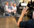 Bild: Stephan Huber
Mama Marie-Kathrin Kopp, Tochter Frieda Kopp und Oma Gisela Schubert (von links) posieren beim Generationenshooting von Sigi Renner Friseure vor der Kamera des Berliner Fotografen Thomas Rafalzyk.