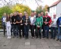 Bild: mdh
Pokale gingen an die erfolgreichen Mannschaften dieser Meisterschaft, überreicht durch die Sportbeauftragten des Landkreises Christina Rösl (Bildmitte vorne) und Robert Graf (Bildmitte hinten).