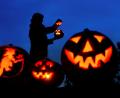 Bild: dpa
In den USA gehen Kinder von Haus zu Haus und fordern von den Bewohnern Süßigkeiten. In Deutschland konnte sich Halloween in vielen Kindertagesstätten noch nicht durchsetzen. In einer Umfrage erklären Erzieherinnen, warum das so ist.