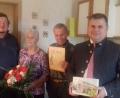 Bild: gra
Pfarrer Hubert Bartel gratuliert Anna und Berthold Kraus ebenso zum 60. Ehejubiläum wie Bürgermeister Karlheinz Budnik.