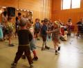 Bild: arw
In bayerischen Gewändern tanzen die jüngsten aus der Gemeinde beim Seniorennachmittag.