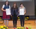 Bild: exb/Nagel (StMELF)
Die Tännesbergerin Magdalena Kraus (links) und Verena Kempf (rechts) aus Floß erhalten von Andrea Seidl, Referatsleiterin im Staatsministerium, ihre Urkunden.