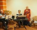 Bild: gz
Die bayernweit bekannte Erzählerin Edeltraud Forster fasziniert mit Geschichten. Dazwischen spielen Martina Brenner am Keyboard und Willibald Wirth mit der Violine.