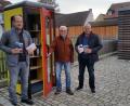 Bild: hal
Sie freuen sich über die neue Minibücherei (von rechts): Alfons Betzl, Gerhard Przetak und Bürgermeister Thorsten Hallmann.