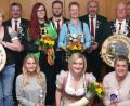 Bild: wro
Schützenmeister Stefan Kraus (Zweiter von rechts) gratulierte den Titel- und Preisträgern. Die Inge-Schärl-Gedächtnisscheibe überreichte Heinrich Schärl (links) stellvertretend für den Gewinner Richard Ernstberger an Jutta Hößl (Zweite von links).