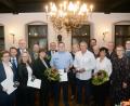 Bild: Gabi Schönberger
Für ihr soziales Engagement erhalten Andrea Glaubitz (Zweite von links), Elisabeth Näger (Vierte von links) und German Bürger (Neunter von links) das Ehrenzeichen des Freistaats. Über die silberne Bürgermedaille der Stadt freut sich Norbert Tannhäuser (Elfter von links).