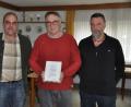 Bild: ak
Wolfgang Gründl (links), Vorsitzender der Kulmainer Kleintierzüchter und Kreisvorsitzender Wolfgang Liedl (rechts) überreichen Züchter Bertram Nold (Mitte) eine Urkunde und die goldene Ehrennadel.