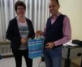 Bild: fppö
Mit einem kleinen Präsent bedankte sich KEB-Beauftragte Monika Schmiedel bei Dr. Tobias Schindler für seinen Vortrag.