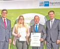 Bild: Fotoagentur Altro
Nach der Urkundenübergabe freuen sich (von links) IHK-Präsident Michael Matt, Tamara Schaffner, Geschäftsführer Horst Linn (Linn High Therm GmbH) und IHK-Hauptgeschäftsführer Jürgen Helmes.