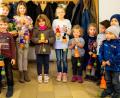 Bild: exb
Stolz zeigen die Kinder ihre selbst verzierten Futterglocken.