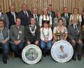 Bild: Dobmeier
Bei der Feuerschützengesellschaft 1507 gewinnt Schützenkaiserin Katja Schwägerl (sitzend, Dritte von rechts) die Elitedisziplin. Schützenmeister Johannes Breyer (sitzend, Zweiter von rechts) ehrt die Könige.