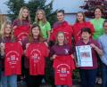 Bild: exb
Das Mädchen-Schwimmteam III der Mittelschule Mitterteich mit Rektorin Gisela Kastner (links), Schulamtsdirektor Rudolf Kunz und Trainerin Brigitte Pfennig (von rechts) sowie Lehrerin Tanja Zeus (hinten rechts).