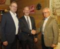 Bild: Hirsch
CSU-Fraktionsvorsitzender Walter Spirk (rechts) und Kreisvorsitzender Alexander Flierl (links) gratulierten Georg Hoffmann (Mitte) zur Nominierung als Bürgermeisterkandidat in Bodenwöhr.