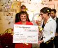 Bild: GKL/Willi Weber
Bettina Rothärmel (rechts), Vorständin Marketing & Vertrieb der Gemeinsame Klassenlotterie der Länder (GKL), überreicht Monika Plank den Scheck über eine Million Euro.