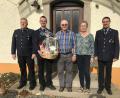 Bild: exb
Eine Abordnung der Feuerwehr Ellenfeld gratulierte Siegfried Flogaus zum 75. Geburtstag. Im Bild (von links): Kassier Mathias Fehr, Vorstand Markus Gmeiner, Siegfried Flogaus und Ehefrau Dorothea sowie 2. Kommandant Wolfgang Lindner.