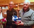 Bild: sm
Abteilungsleiter Reinhold Kindl (Mitte) ehrt Magdalena und Ottmar Joachimstaler für ihr jahrzehntelanges Engagement im Ehrenamt beim Tennisclub.