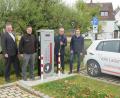 Bild: jzk
Michael Lingg, Roland Sächerl, Bürgermeister Werner Nickl und Christian Vogler (von links) nehmen die ersten Ladestation für Elektroautos in Kemnath in Betrieb. Weitere E-Ladestationen sind geplant, verrät Nickl.