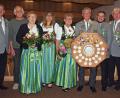 Bild: sön
Schützenmeister Thomas Graf (rechts), dessen Stellvertreter Thorsten Malotta und Marktgemeinderat Engelbert Müllner (von links) gratulierten den neuen Würdenträgern Schützenliesl Erika Buchholz und Schützenkönig Reinhard Orywol (Fünfte und Sechster von links), den Zofen Heidi Malotta und Erika Buchholz sowie den Rittern Daniel Malotta und Klaus Jaintzyk (ab Dritter von links).