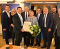 Bild: hcz
Die Führung des CSU- Kreisverbands Weiden ernennt Petra Dettenhöfer zum Ehrenmitglied.