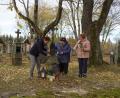 Bild: mmj
Die Frauen gedenken auf dem Friedhof der ehemaligen Ortschaft in Plöß ihrer Angehöriger.