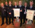 Bild: seb
Thomas Hackenberg, Kommandant, Kreisbrandinspektor Martin Schmidt, Vorsitzender Jonas Graf, Landrat Richard Reisinger, Ehrenvorsitzender Manfred Birner, Bürgermeister Josef Reindl, Ehrenmitglied Josef Götz, und Zweiter Vorsitzender Reinhold Ott.