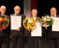 Bild: dl
Die neuen Ehrenmitglieder des Oberpäflzer Schützenbundes Ludwig Mayer (Zweiter von rechts), Armella Stelzer (Mitte) und Franz Irrgang (Zweiter von links) mit Vizepräsidentin Herta Zeiler (rechts) und Präsident Franz Brunner (links).