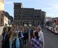 Bild: Michael Rösch/exb
Vor der Porta Nigra in Trier erfahren die Neuntklässlerinnen einiges über das römische Leben in Germania.