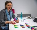 Bild: chl
Geschäftsführerin Lena Eckenberger erklärt anhand von Musterkarten, welche Materialien heute schon beim 3-D- Druck eingesetzt werden. So können beispielsweise Materialien unterschiedlicher Härte kombiniert werden.