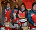 Bild: jr
Frauen der Mitterteicher Feuerwehr backen beim ersten „Adventsschaufenster“ wieder Waffeln.
