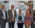Bild: exb
Gratulation zur Auszeichnung: (von links) Manuel Lischka (IHK), Markus Nitsch (Agentur für Arbeit Schwandorf), Ralf Klausnitzer (Geschäftsführer TGW), Dorothea Seitz-Dobler (Agentur für Arbeit), Antonia Boxler (Agentur für Arbeit), Karl Ziegler (Kolping), Helga Forster (Landkreises Schwandorf) und Angela Klotz (TGW)