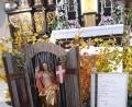 Bild: mng
Vor dem Volksaltar liegt, herbstlich dekoriert, das Totenbuch der Pfarrei. Dahinter thront die Figur des auferstandenen Jesus, zugleich als Zeichen der Hoffnung.