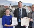 Bild: Hirsch
Oberbürgermeister Andreas Feller (rechts) ernannte Gerd Winterberger (Mitte) zum neuen Leiter des Standesamtes und beförderte ihn zum Verwaltungsinspektor. Stellvertretende Leiterin Inge Heinzmann (links) gratulierte mit einer Urkunde.