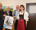 Bild: Götz
Das Programm des 44. Schwarzenfelder Sänger- und Musikantentreffens stellten (von links) Sepp Meindl, Bürgermeister Manfred Rodde, Volker Liedtke, Präsident des Oberpfälzer Kulturbundes sowie Marita Lobenhofer vom Oberpfälzer Volksliedkreis vor.