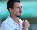Bild: A. Schwarzmeier
Michael Riester, Spielertrainer der SpVgg SV Weiden II und bester Torschütze des Teams, wechselt für das Spitzenspiel der Kreisliga Nord gegen den SC Kirchenthumbach das legere Trainer-Outfit wieder gegen das schwarz-blaue Trikot.