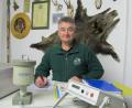 Bild: bl
Dietmar Maier kann die Liebhaber von Wild beruhigen: Das Fleisch von Reh und Hase ist in Ordnung, nur vereinzelt liegen Wildschweine über dem Grenzwert für radioaktive Belastung. Er betreut die Messstation der Jäger-Kreisgruppe Nabburg in Pfreimd und sorgt dafür, dass nur genusstaugliches Fleisch in Umlauf kommt.