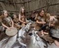 Bild: agentur_dpa
Wie muss man sich das Leben in der Jungsteinzeit vorstellen? Dieses Bild zeigt eine Familie, die an einem Live-Experiment europäischer Steinzeitexperten 2017 in Schleswig Holstein teilnahmen. Bedingungen der Alt-, Mittel- und Jungsteinzeit wurden nachgestellt - ganz offensichtlich mit Ausnahme der Brille.