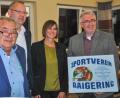Bild: gth
Das neue Ehrenmitglied beim SV Raigering, Thomas Graml (rechts), lässt sich von Rudi Pirzer (von links), Jürgen Zweck sowie Christina Püschl gratulieren.