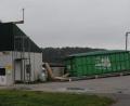Bild: gf
Mit zwei zusätzlichen Blockheizkraftwerken, die im bereits vorhandenen Gebäude aufgestellt werden, kann die Biogasanlage auf über 3000 kW Fernwärmeleistung und über 1100 kW elektrische Leistung hochgefahren werden. Das in Abrollcontainern angelieferte Holz oder Getreide wird durch Einblasen von Warmluft getrocknet.