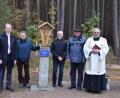 Bild: bnr
Den Fischberg schmückt wieder ein neues Gipfelkreuz. Darüber freuen sich (von links) Bürgermeister Konrad Kiener, OWV-Vorsitzender Paul Neblich,die OWV'ler Albert Wildenauer und Erwin Hartinger sowie Pfarrer Markus Ertl.