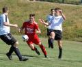 Bild: Rudi Gebert
Am Sonntag steigt in Schönhaid das Derby gegen die DJK Falkenberg. Das Hinspiel (Szene) gewann der SV Schönhaid im August nach einem 0:2-Rückstand mit 4:2. Hier nimmt es der Schönhaider Fabian Höfer (rotes Trikot) mit den DJK-Spielern Daniel Lauterbach (links) und Andreas Müller (rechts) auf.