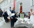 Bild: Markus Ostermeier
Sabine und Tobias Neuber freuen sich nach dem Ja-Wort in der Pfarrkirche Teunz über Hochzeitstauben.