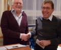 Bild: rlö
Riglasbrünner-Chef Otto Windisch (links) überreicht zwei Spenden an den Vorsitzenden des Vereins SEGA, Klaus Gebel.