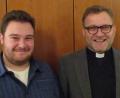 Bild: georg muellner (bra)
Dekan Markus Brunner (rechts) gratuliert Tobias Neudecker, Pfarrgemeinderatssprecher von St. Konrad in Ammersricht, der das Dekanat Amberg-Ensdorf im Diözesanpastoralrat vertritt.